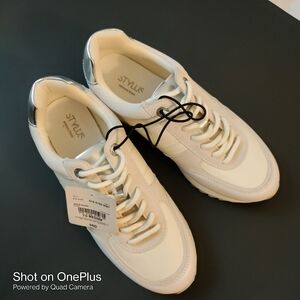 Brand new stylus jumper womens sneakers white & silver size 7.5 memory foam JCP